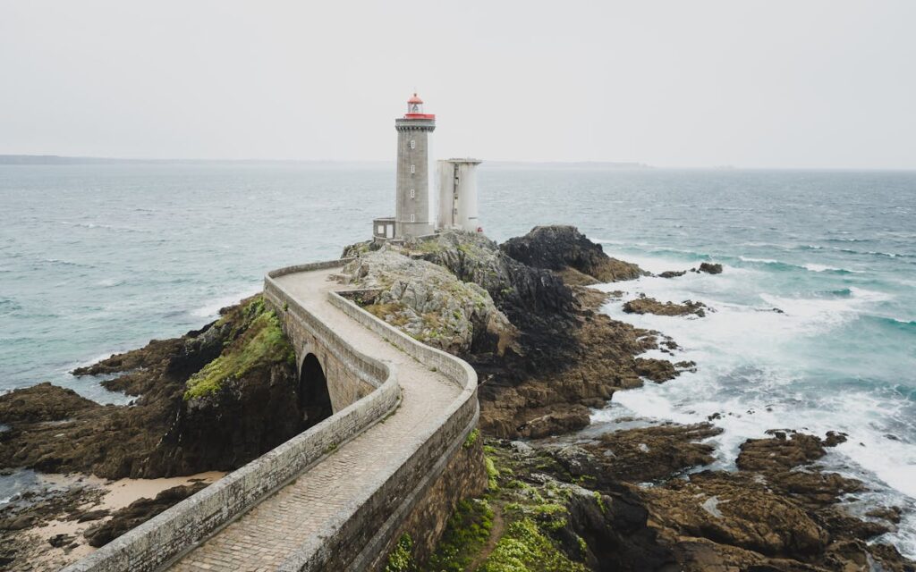 Gratuit Phare Blanc Sur La Côte Rocheuse Brune Photos