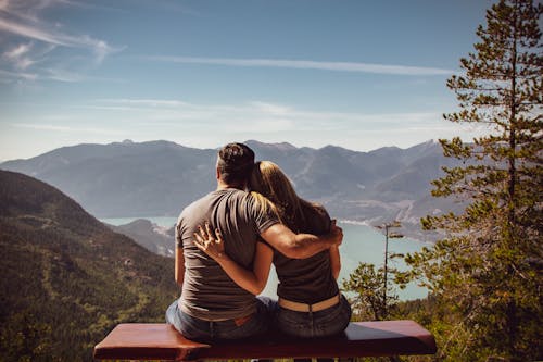 Homme Et Femme Assis Sur Un Banc à la montagne