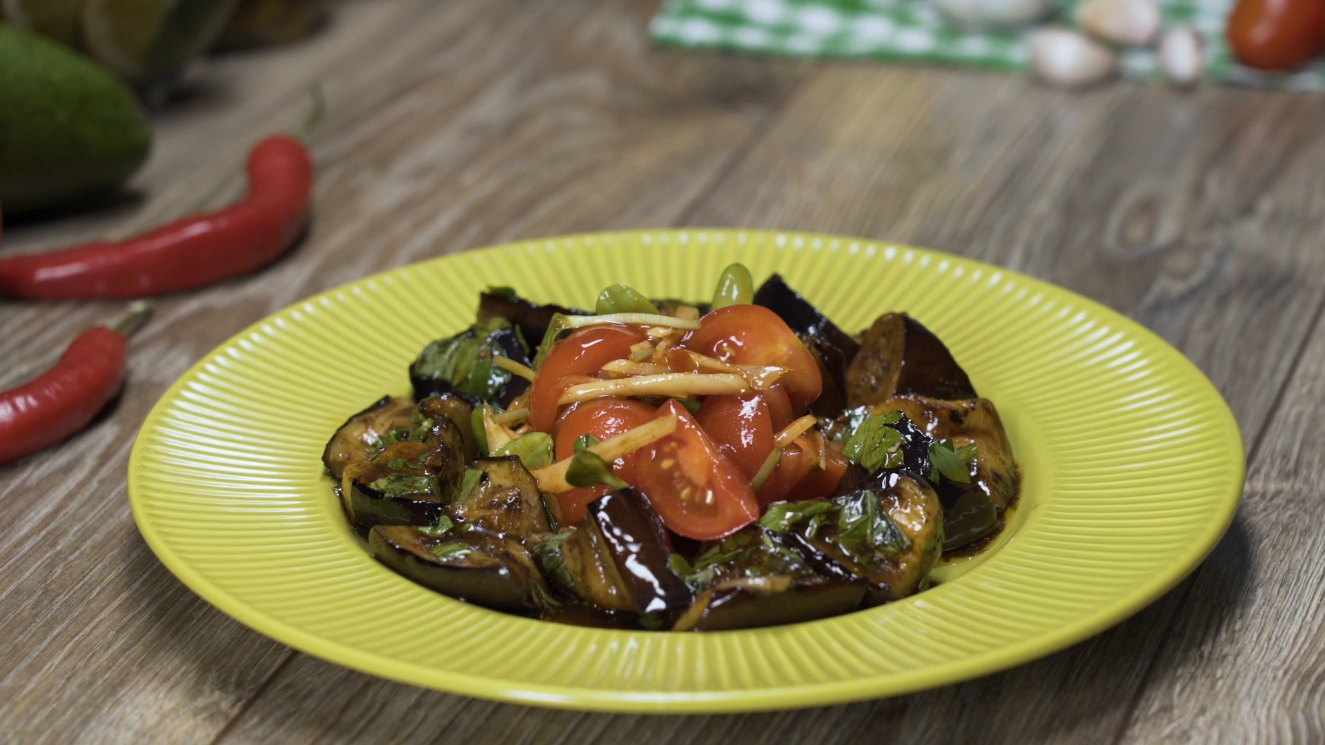 Aubergine rôtie, salade de tomates